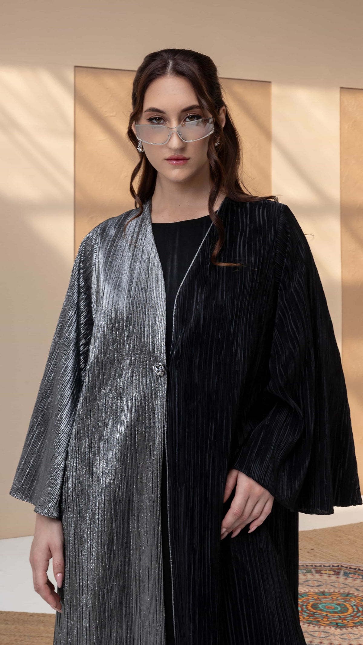 HIND Noir Argent Luxe black and silver luxury abaya movement shot highlighting shimmer