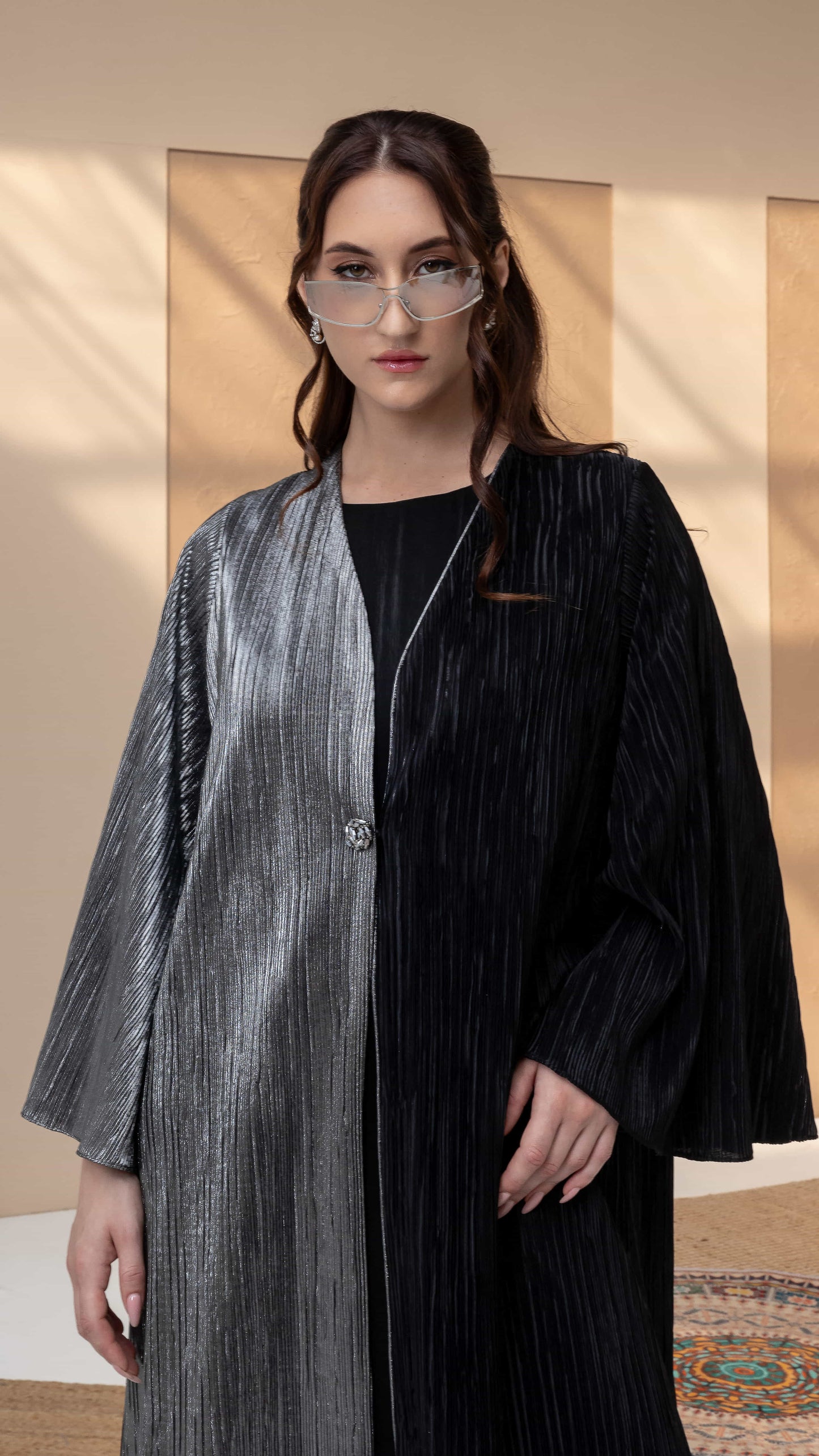 HIND Noir Argent Luxe black and silver luxury abaya movement shot highlighting shimmer