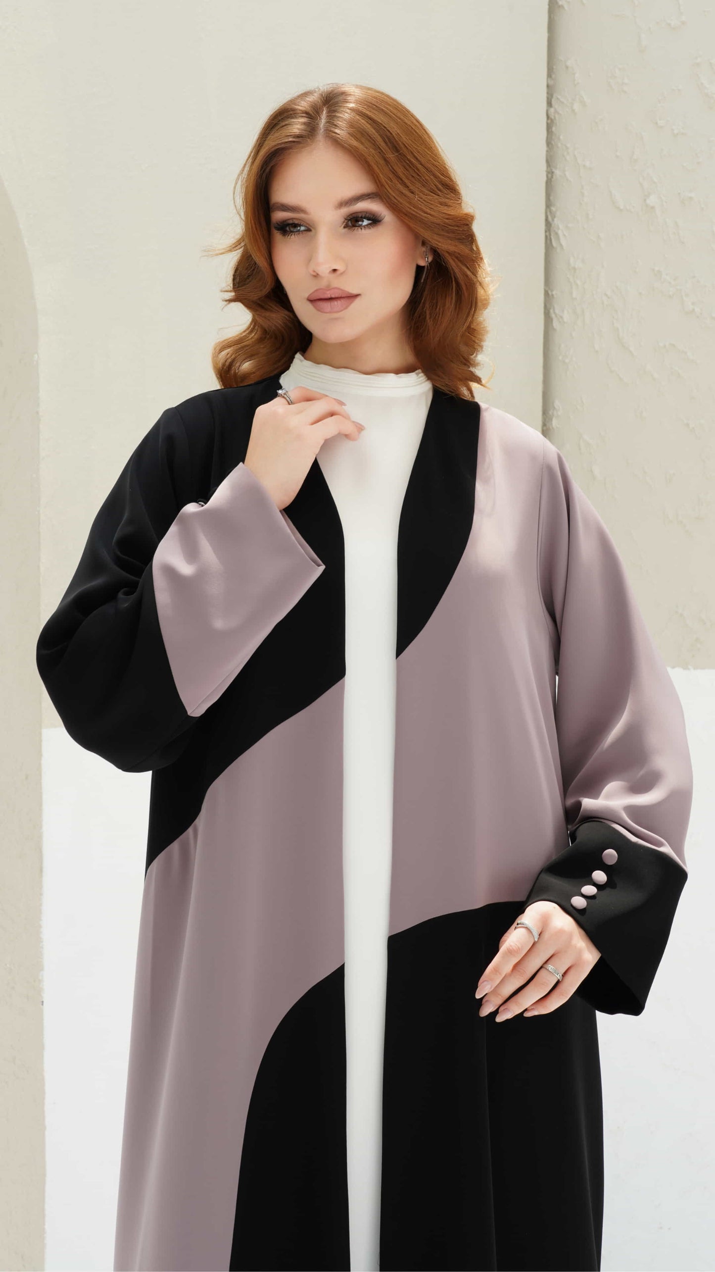 KENZA | Dual Tone Muse Close up of two tone abaya showing mauve and black contrast panel detailing
