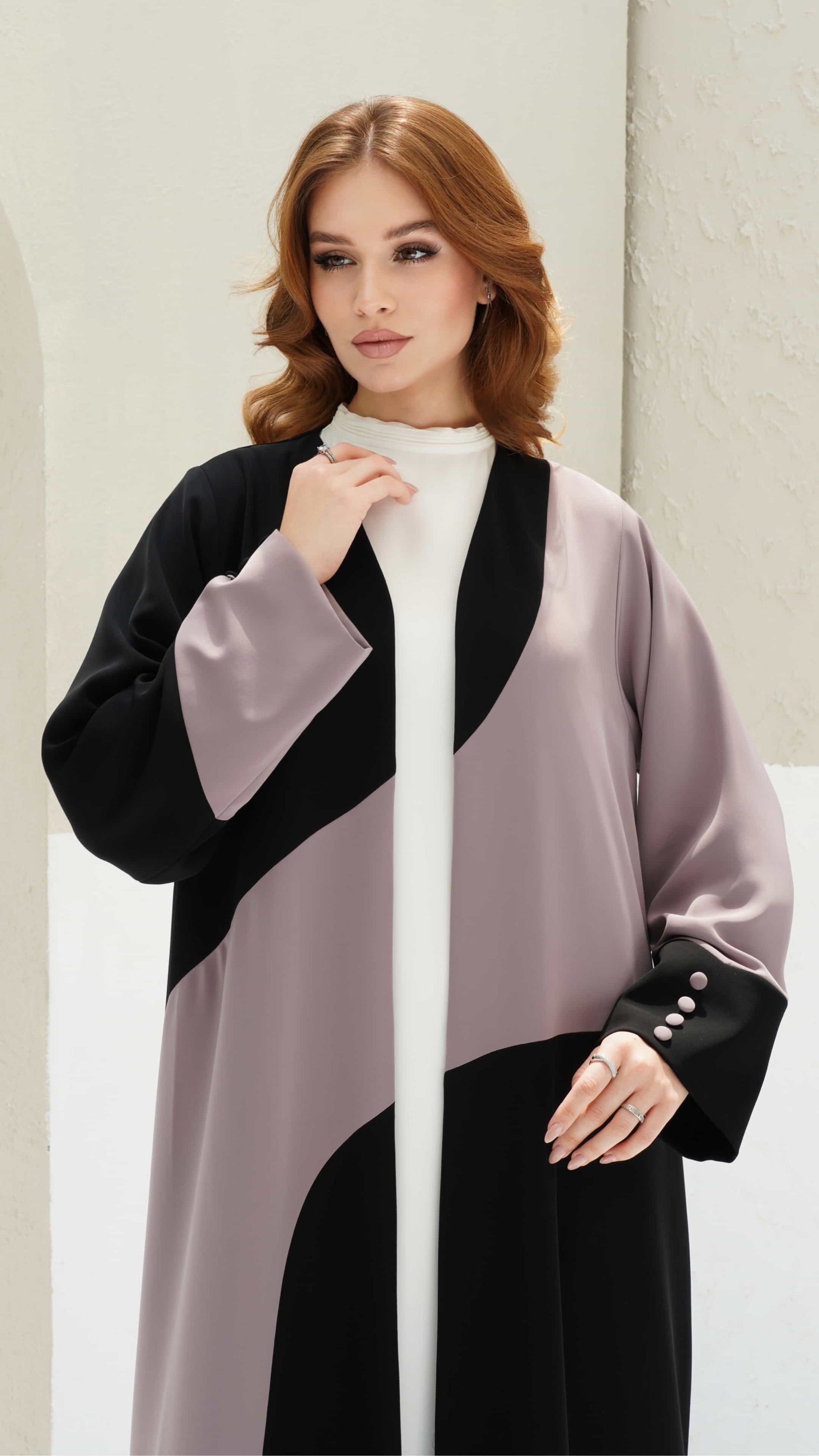 KENZA | Dual Tone Muse Close up of two tone abaya showing mauve and black contrast panel detailing