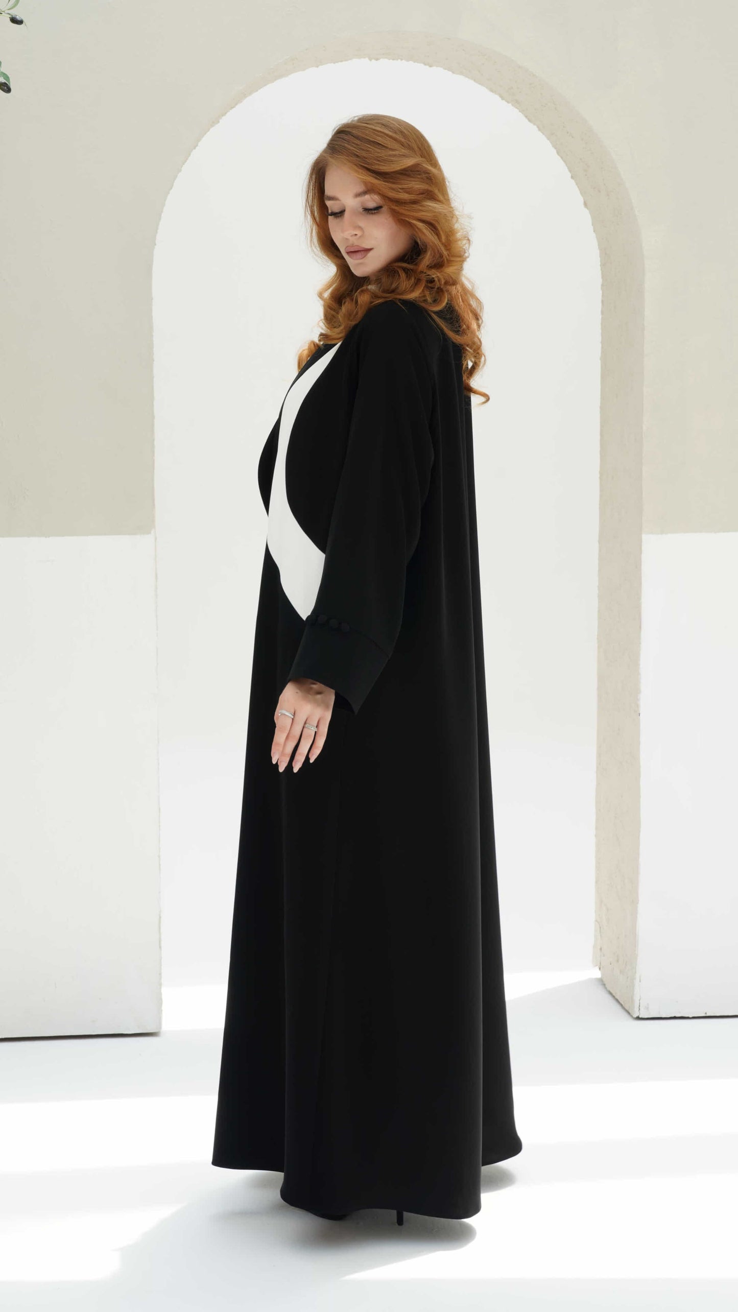 NOURINE | Noir Muse Full length Side black and white abaya with sculpted modern silhouette