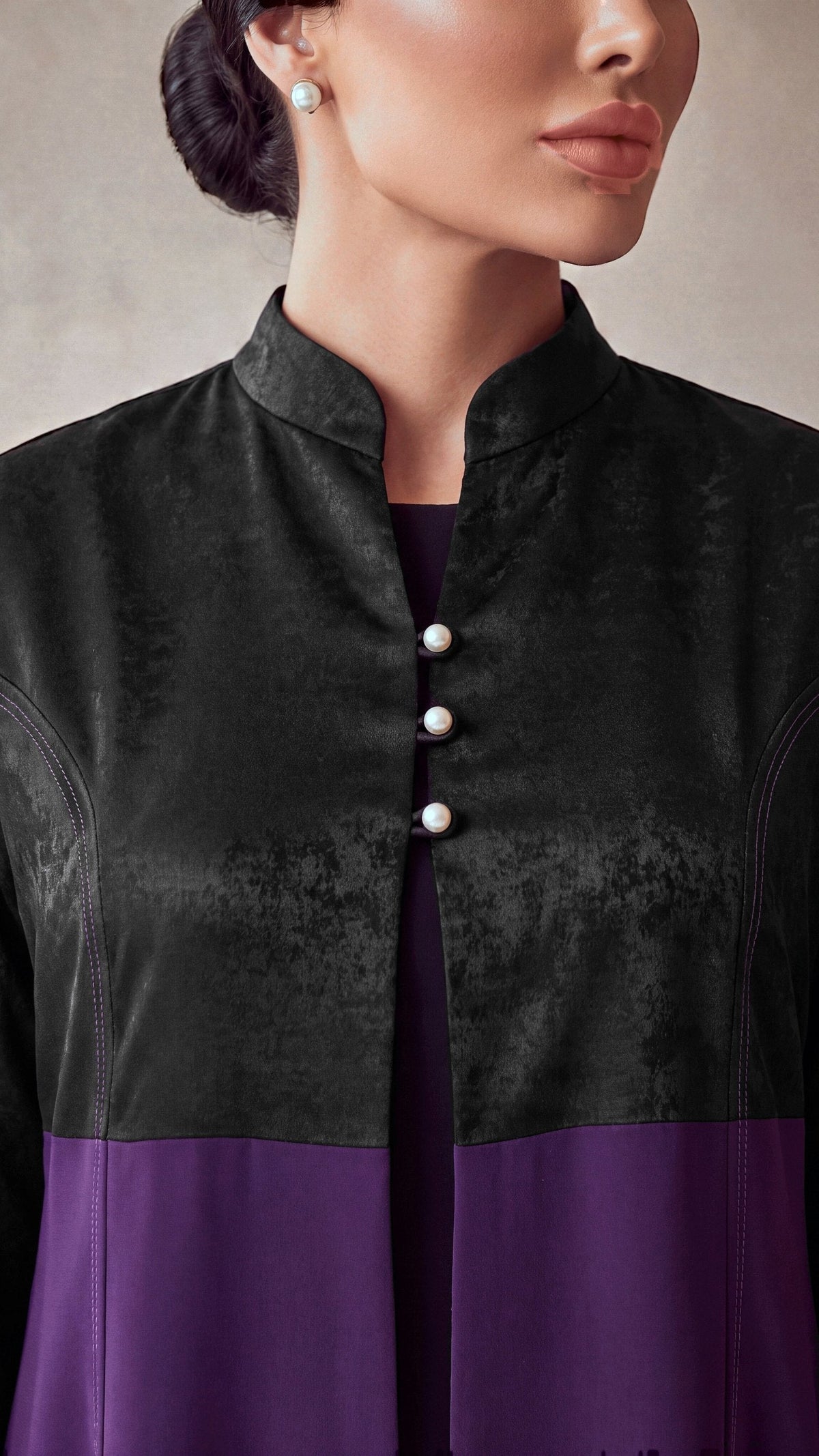 JOUD collar with pearl buttons close-up