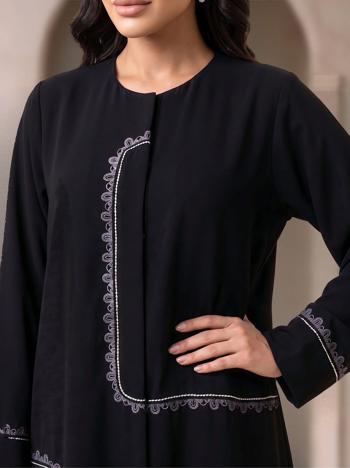 RETAJ scalloped embroidered frame close-up